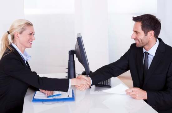 mengevaluasi dan memberikan reward kepada pekerja